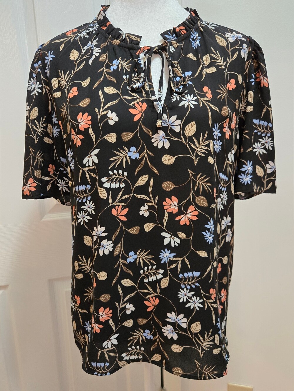 LOFT Black &  Floral Tie-Neck Short Sleeve Blouse Size M - Picture 2 of 14